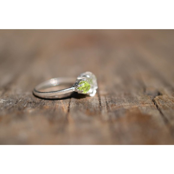 Raw peridot and clear quartz engagement ring, rough cut gemstone ring - Picture 3 of 5
